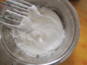 分三次加入60克细砂糖，打至硬性发泡