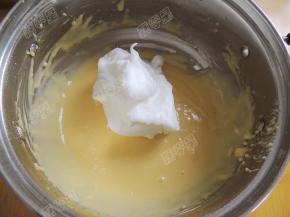 取部分打发的蛋白到蛋黄糊里