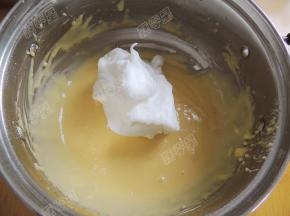 取部分打发的蛋白到蛋黄糊里