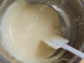 用刮刀翻拌均匀