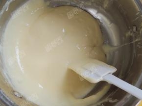 用刮刀翻拌均匀