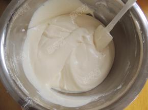 继续用刮刀翻拌均匀