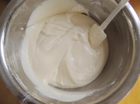 继续用刮刀翻拌均匀