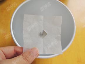剪一张油纸，不需要太大，中间剪一个小孔