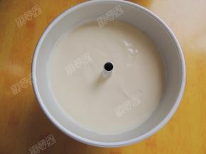 将蛋糕糊装入芭比模具中，抹平表面，震出气泡