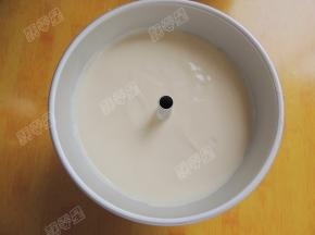 将蛋糕糊装入芭比模具中，抹平表面，震出气泡