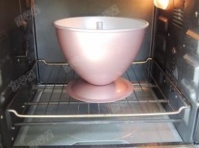 放入预热好的烤箱最下层，150度，烤60分钟