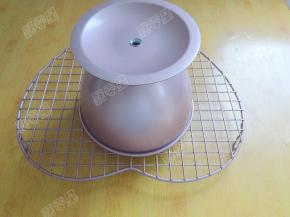 取出，倒扣放凉