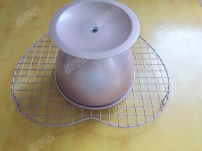 取出，倒扣放凉