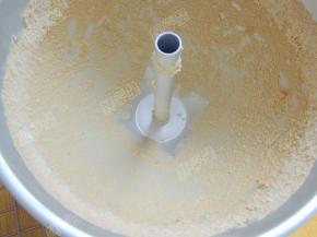 可以看到底部垫油纸的部分非常干净，一点也不沾，脱模更加容易，而且也不会影响蛋糕烘烤时的长高