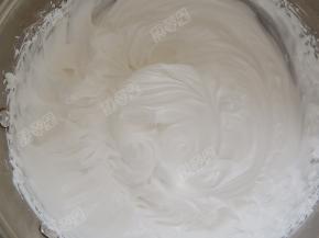 淡奶油加入30克的白糖，隔冰水打发