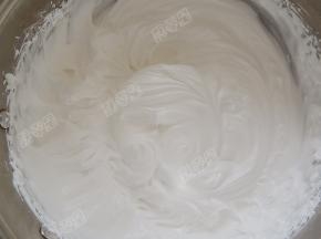 淡奶油加入30克的白糖，隔冰水打发