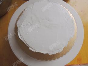 每一片蛋糕片中间抹上淡奶油，可以选择加入自己喜欢的水果，水分不要太多的水果都可以