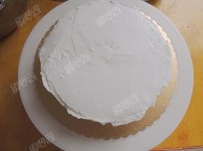 每一片蛋糕片中间抹上淡奶油，可以选择加入自己喜欢的水果，水分不要太多的水果都可以