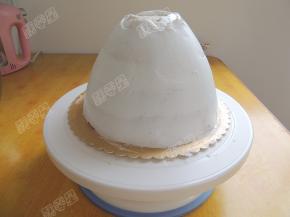 周围全部都抹上淡奶油，用软刮片抹平