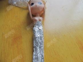 芭比娃娃洗干净后用锡纸包裹身体