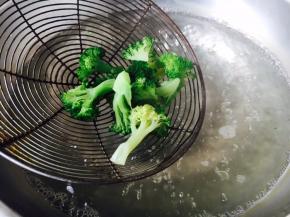 西兰花焯水并且过凉水