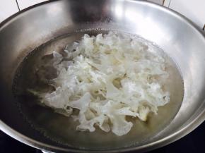 水开后放入银耳，焯水1分钟。