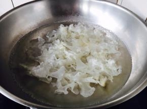 水开后放入银耳，焯水1分钟。