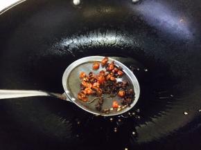 花椒和小米椒爆出香味后捞出来，留双椒油备用。