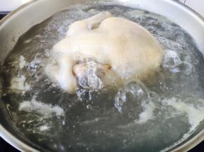 把笨鸡放在锅里，放入适量的凉水，倒入2勺料酒，大火煮开，煮约5分钟，然后撇去浮末，捞出笨鸡。