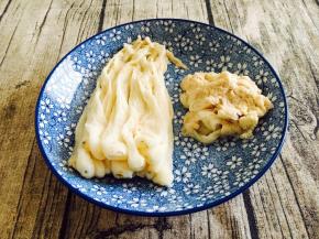 清洗干净，挤出多余的水分。