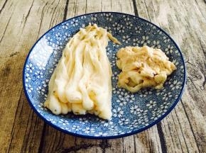 清洗干净，挤出多余的水分。