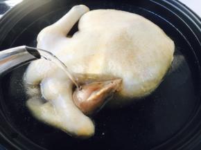 把焯过水的笨鸡放在一口砂锅里，倒入提前准备好的开水，水量没过笨鸡。