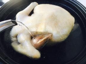 把焯过水的笨鸡放在一口砂锅里，倒入提前准备好的开水，水量没过笨鸡。