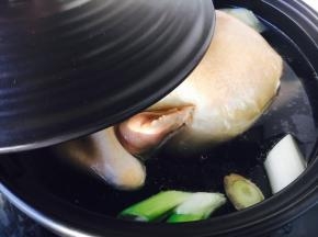 大火煮开盖上火辣辣，小火炖1个小时。