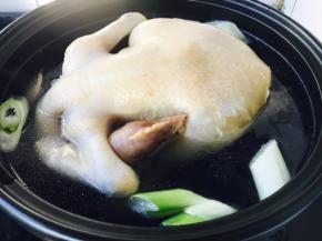 放入葱段和姜片