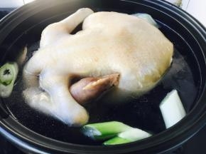 放入葱段和姜片