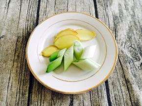 辅助食材：葱切段，姜切片。