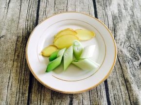 辅助食材：葱切段，姜切片。