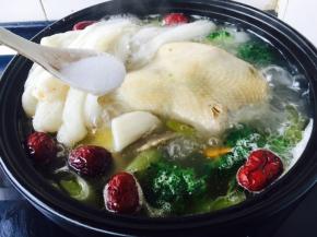 放入少许盐调味