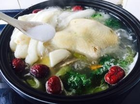 放入少许盐调味