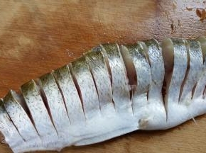 3．鱼中段用刀切段，肚皮部位不要切断。（大约1.2cm左右宽）