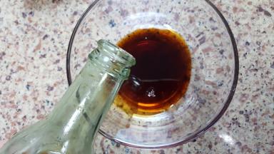 8．腌鱼的同时，我们可以做个酱汁。生抽适量放在容器中。