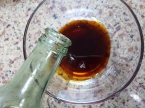 8．腌鱼的同时，我们可以做个酱汁。生抽适量放在容器中。