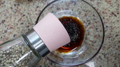 9．加少许现磨的白胡椒粉，去腥。