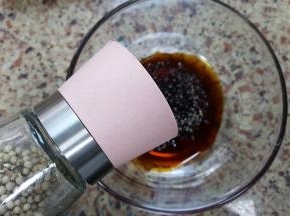 9．加少许现磨的白胡椒粉，去腥。