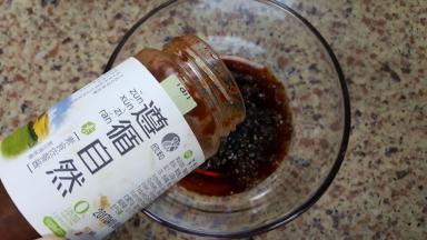 11．加一勺素食佐餐酱或海鲜酱均可，加适量白砂糖。