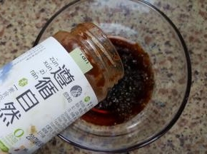 11．加一勺素食佐餐酱或海鲜酱均可，加适量白砂糖。