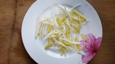 12．鱼腌好后，找一个大的平盘，盘下面铺一层葱姜丝。