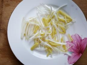 12．鱼腌好后，找一个大的平盘，盘下面铺一层葱姜丝。