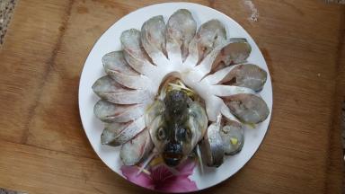 13．将鱼按上图所示，摆盘。