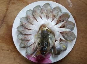 13．将鱼按上图所示，摆盘。