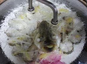 15．蒸锅中放水煮开后把鱼放入，大火蒸6分钟不揭盖，焖2-3分钟即可。