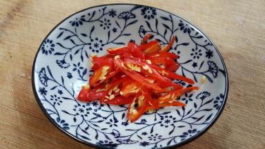 16．小红尖椒切丝。