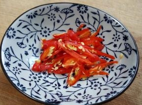 16．小红尖椒切丝。